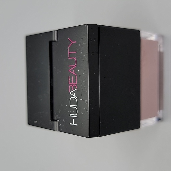 Huda Beauty Baby Bake Loose Powder - Picture 4 of 11